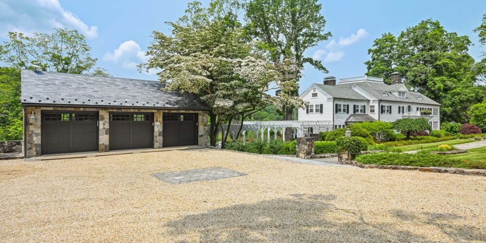 Heated 3 Car Garage 25 Car Parking Motor Court