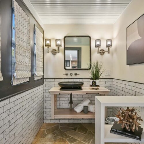 Modern 4 Full Bathrooms 3 Half Baths